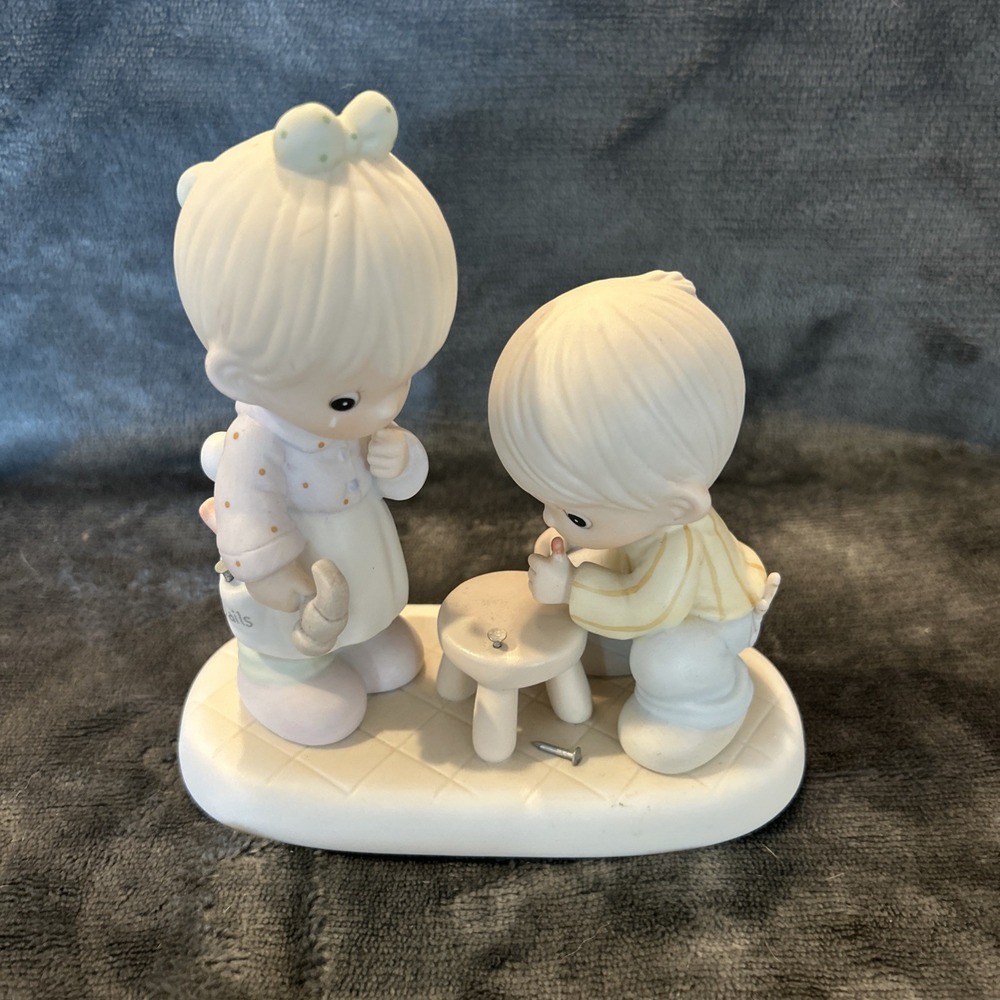 Vintage 1990 Precious Moments Enesco Porcelain Figurine Thumb-Body Loves You